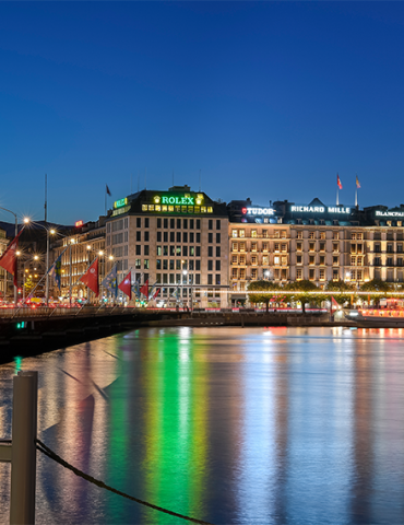 Illuminated rooftop sign in Geneva – PLACE DE LA FUSTERIE