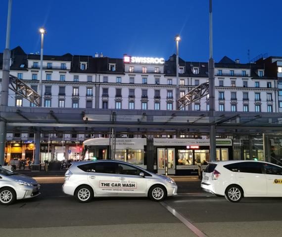 Enseigne lumineuse à Genève – RUE DU MONT-BLANC