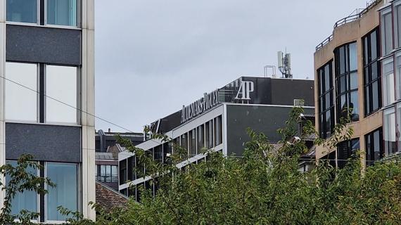 Illuminated rooftop sign in Geneva – PLACE DE LA FUSTERIE