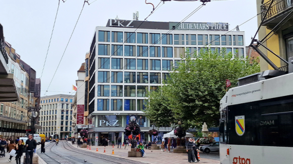 Illuminated rooftop sign in Geneva – PLACE DE LA FUSTERIE