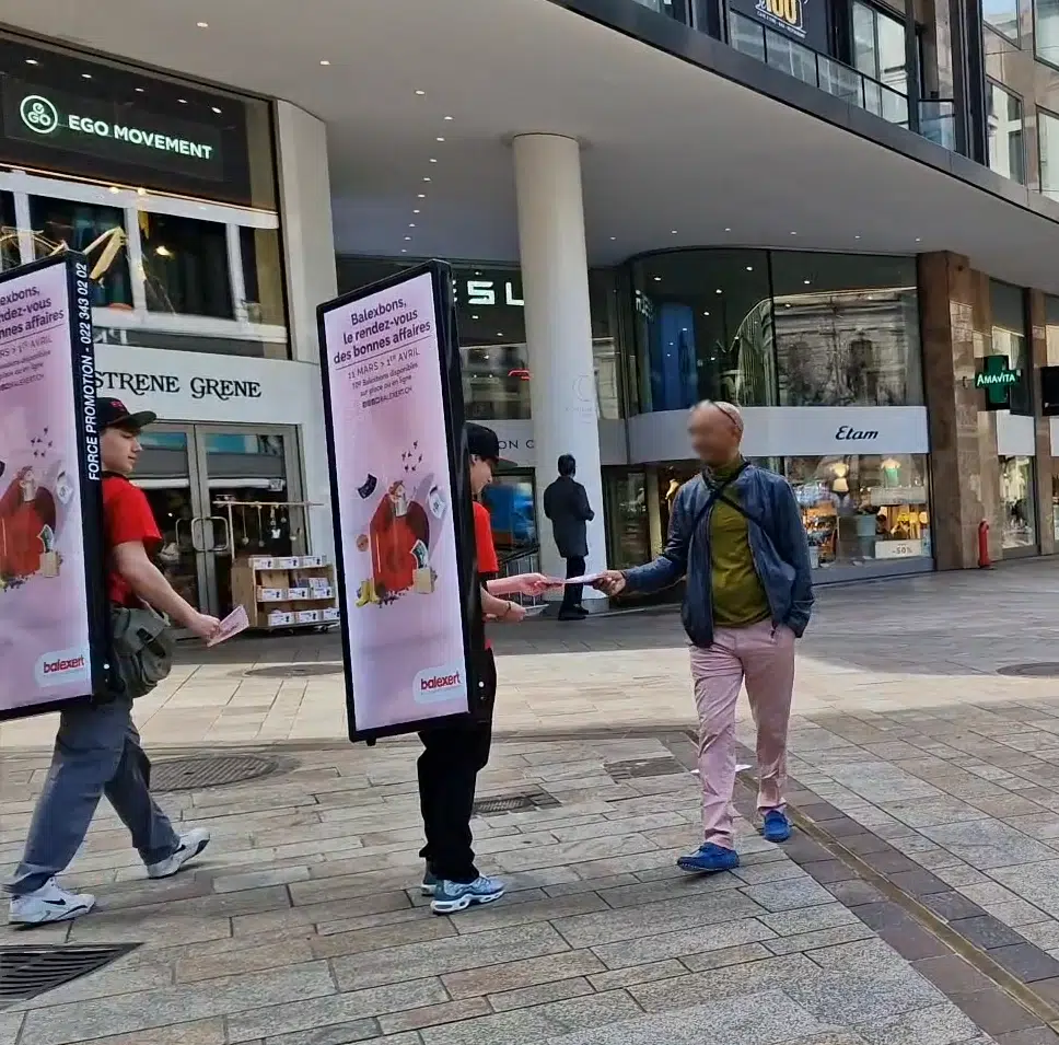 Dispositif de street marketing déployé dans les rues commerçantes de Genève pour promouvoir Balexert, avec distribution et interactions auprès des passants.