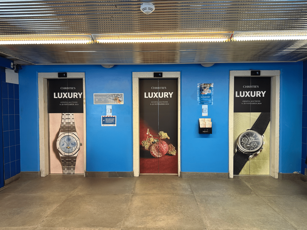 Habillage publicitaire d’ascenseurs au parking du Mont-Blanc à Genève pour Christie's, maison internationale de ventes aux enchères.