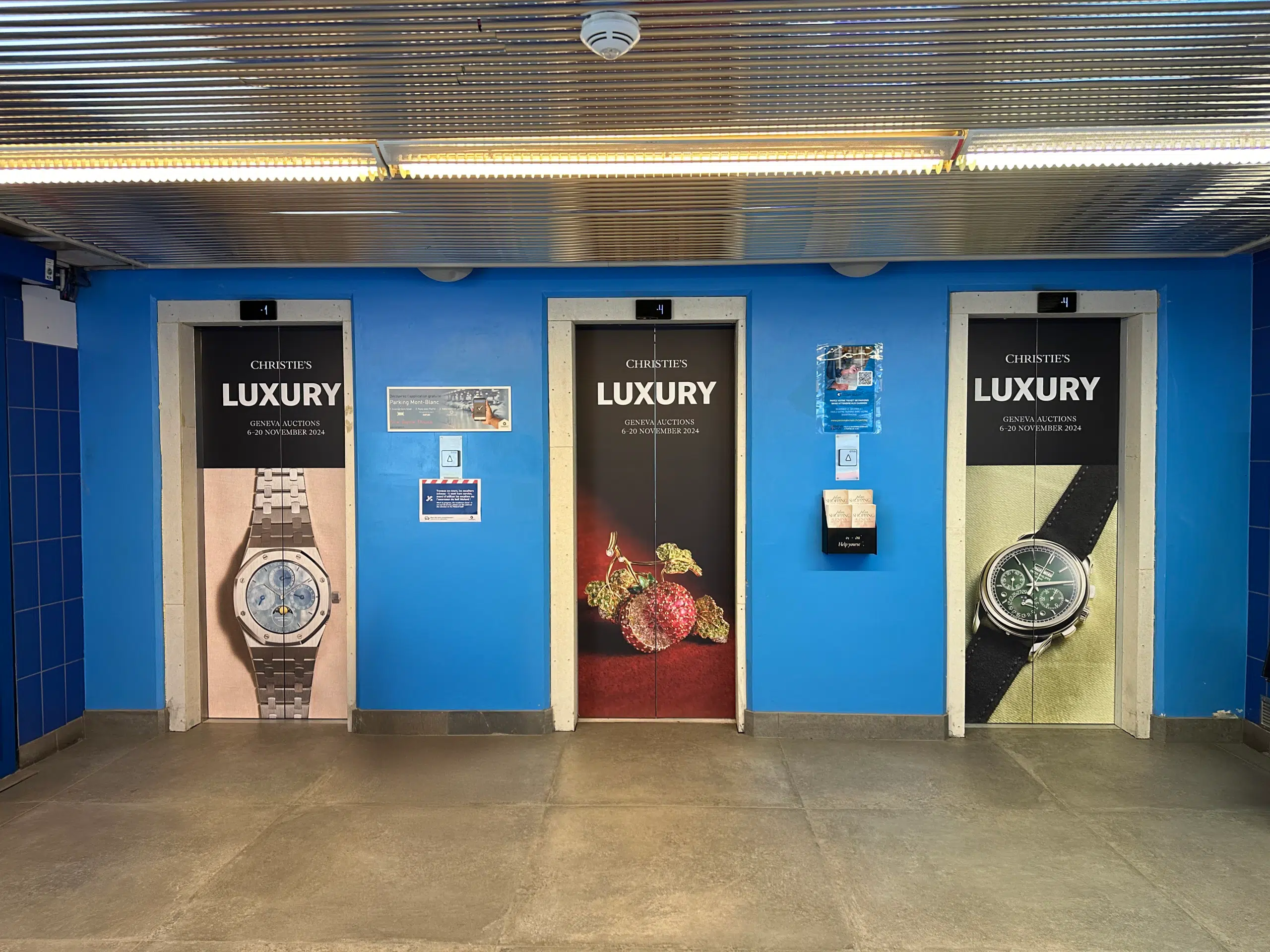 Habillage publicitaire d’ascenseurs au parking du Mont-Blanc à Genève pour Christie's, maison internationale de ventes aux enchères.