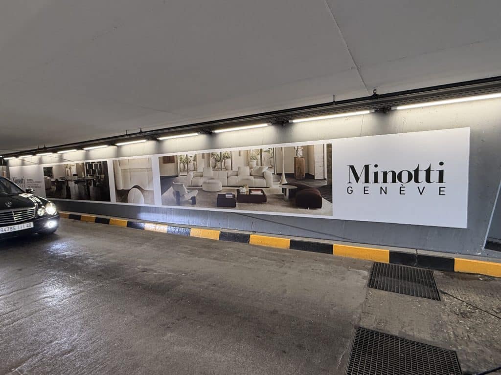 Support publicitaire XXL à Genève : mégaposter grand format installé au parking du Mont-Blanc, diffusant une campagne premium pour la marque de mobilier design Minotti.