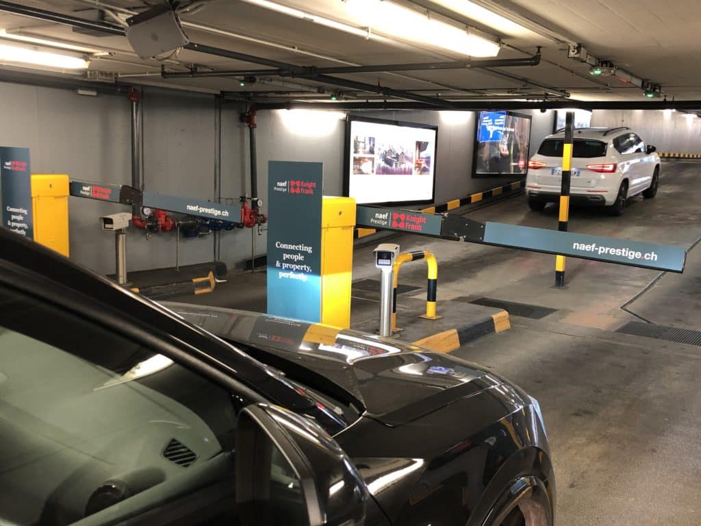 Campagne immobilière haut de gamme pour Naef Prestige | Knight Frank, apposée sur les bornes et bras de barrières du parking du Mont-Blanc à Genève.