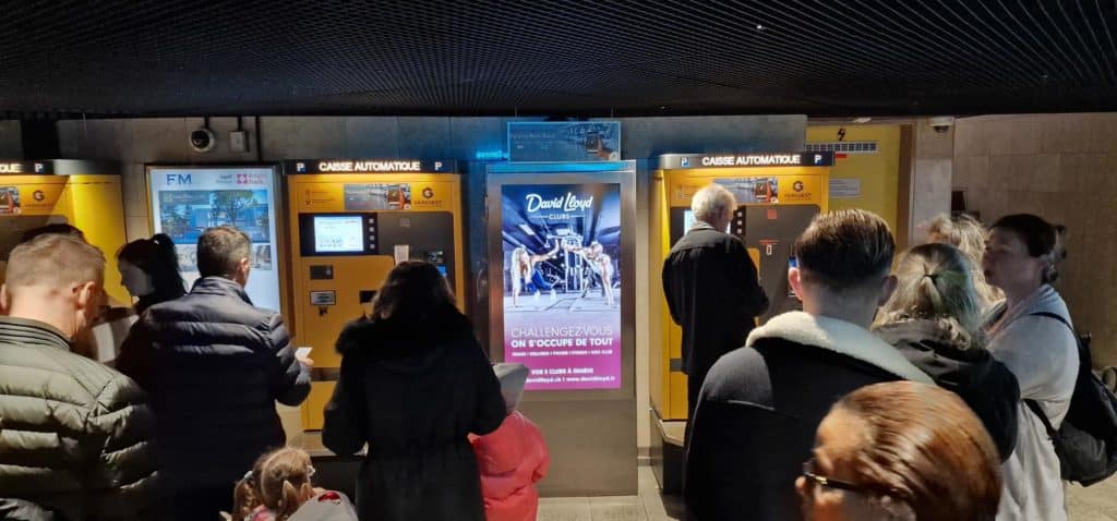 Ecran digital aux caisses du parking du Mont-Blanc