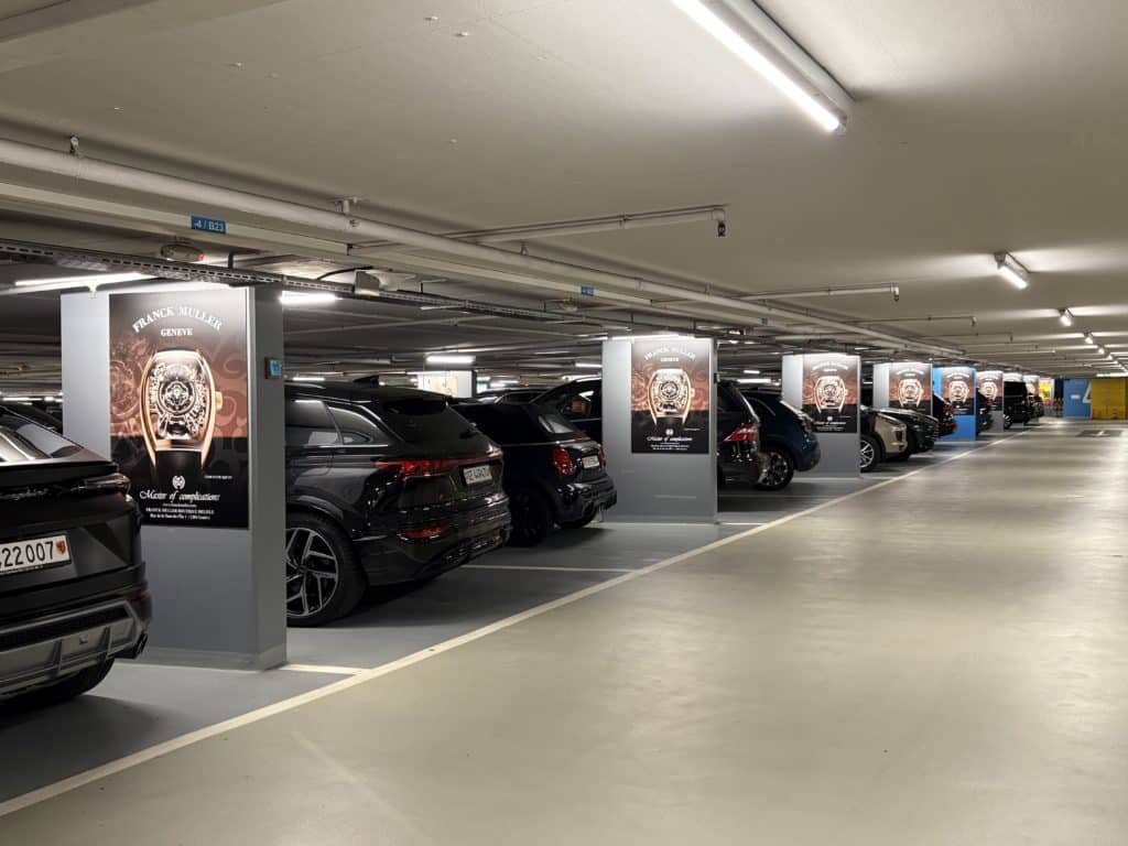 Affichage publicitaire premium au format F4 installé en série au parking du Mont-Blanc à Genève, pour promouvoir la maison horlogère Franck Muller.