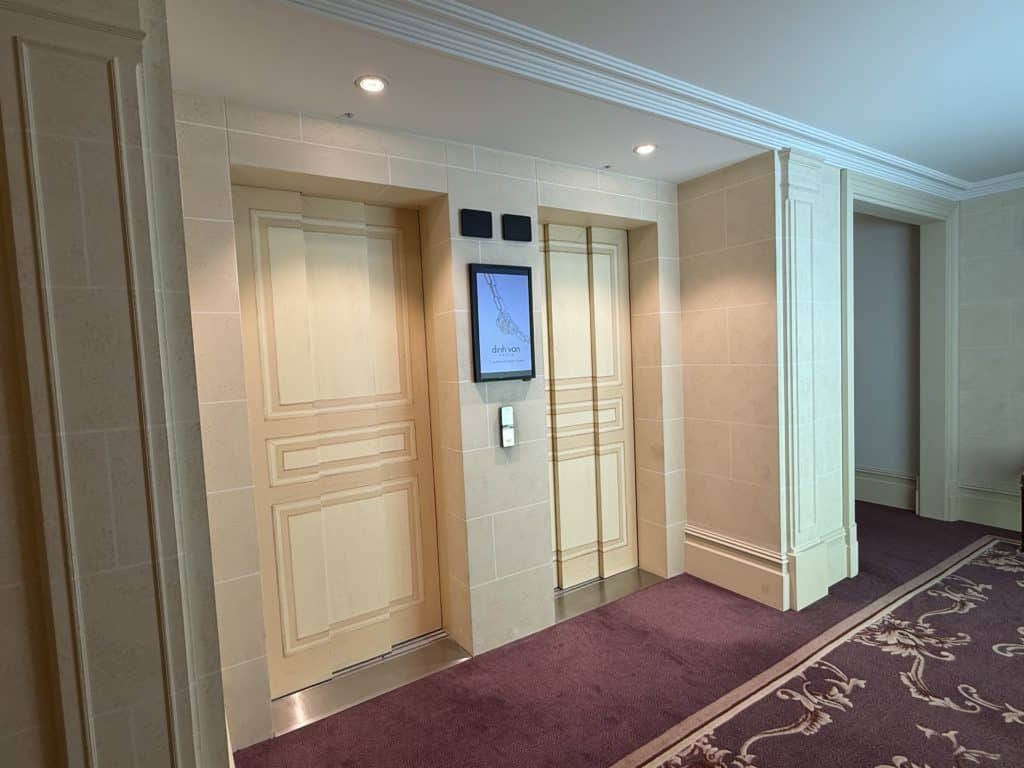 Ecran d'affichage digital à l'Hôtel Beau-Rivage Genève diffusant une publicité haut de gamme dans un cadre prestigieux