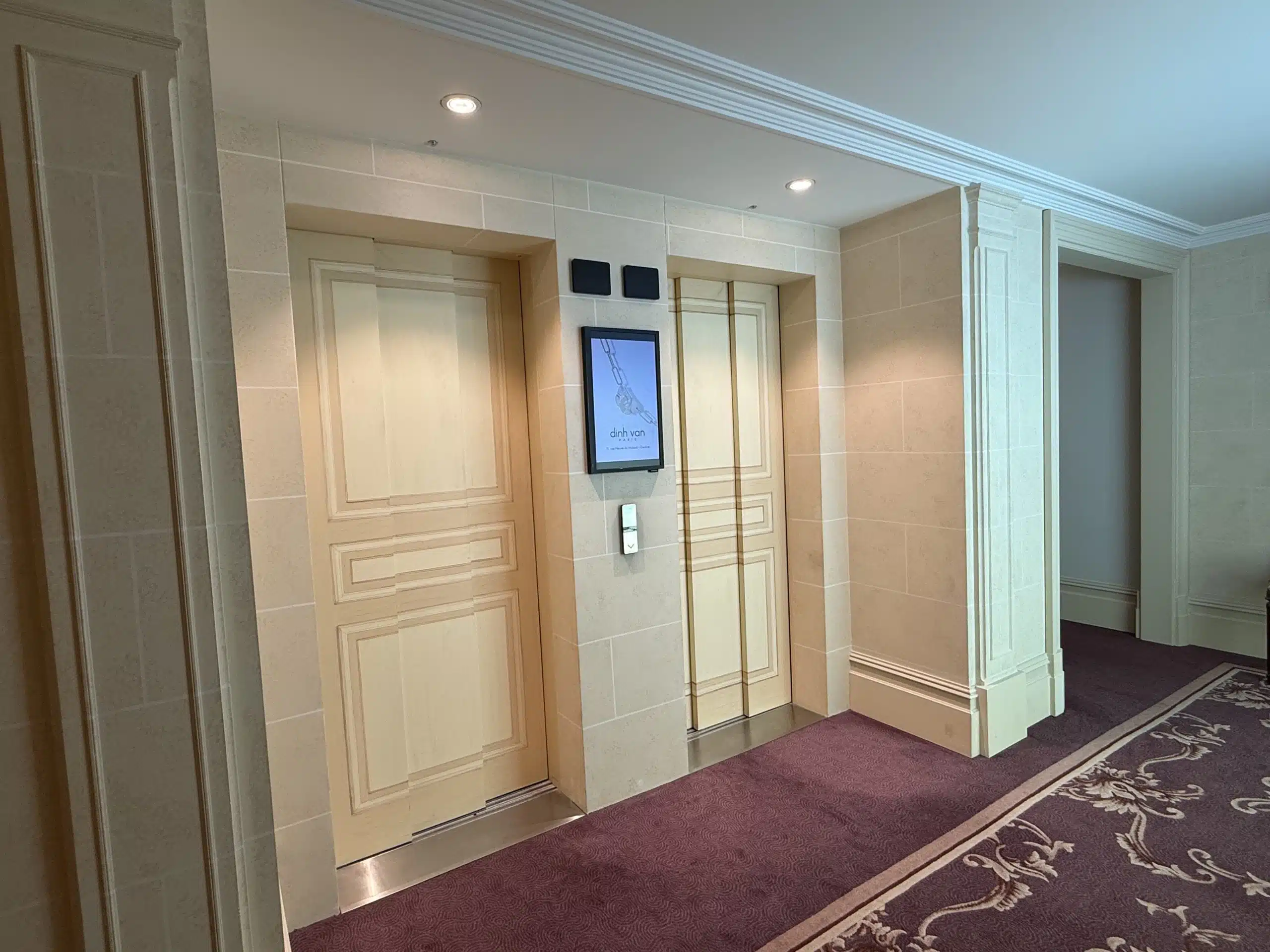 Ecran d'affichage digital à l'Hôtel Beau-Rivage Genève diffusant une publicité haut de gamme dans un cadre prestigieux