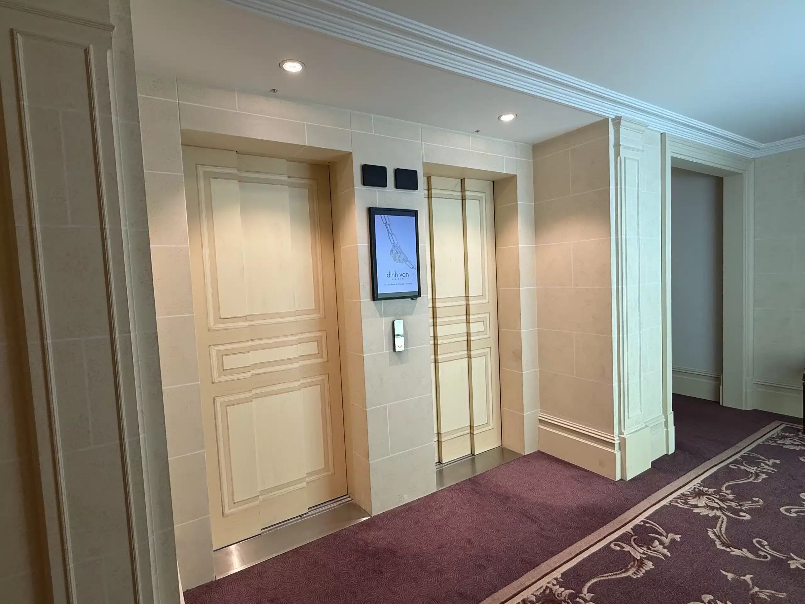 Ecran d'affichage digital à l'Hôtel Beau-Rivage Genève diffusant une publicité haut de gamme dans un cadre prestigieux