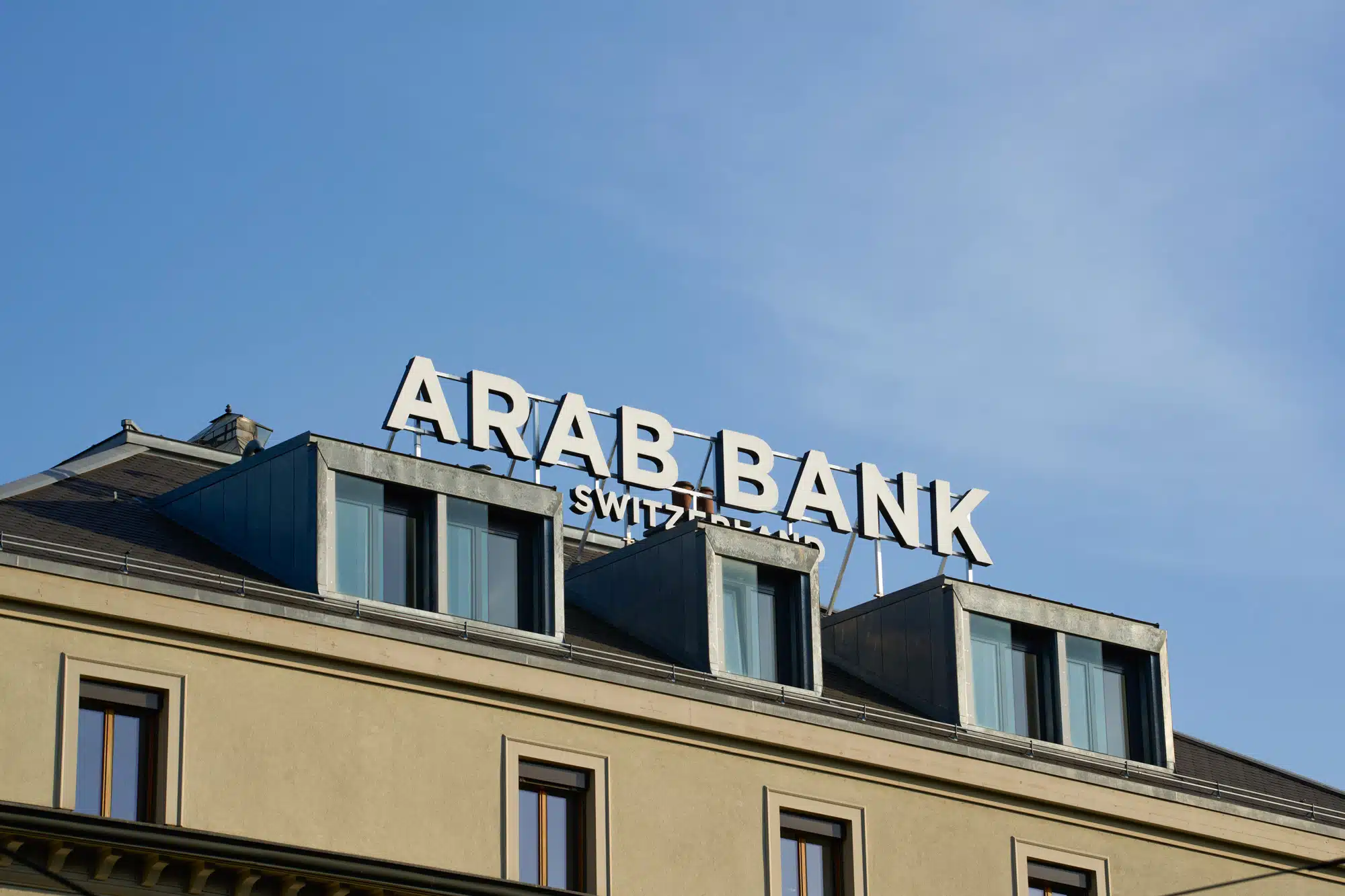 Enseigne lumineuse de prestige Arab Bank Switzerland installée sur un toit à Genève, réalisée par Force Promotion pour une visibilité institutionnelle haut de gamme