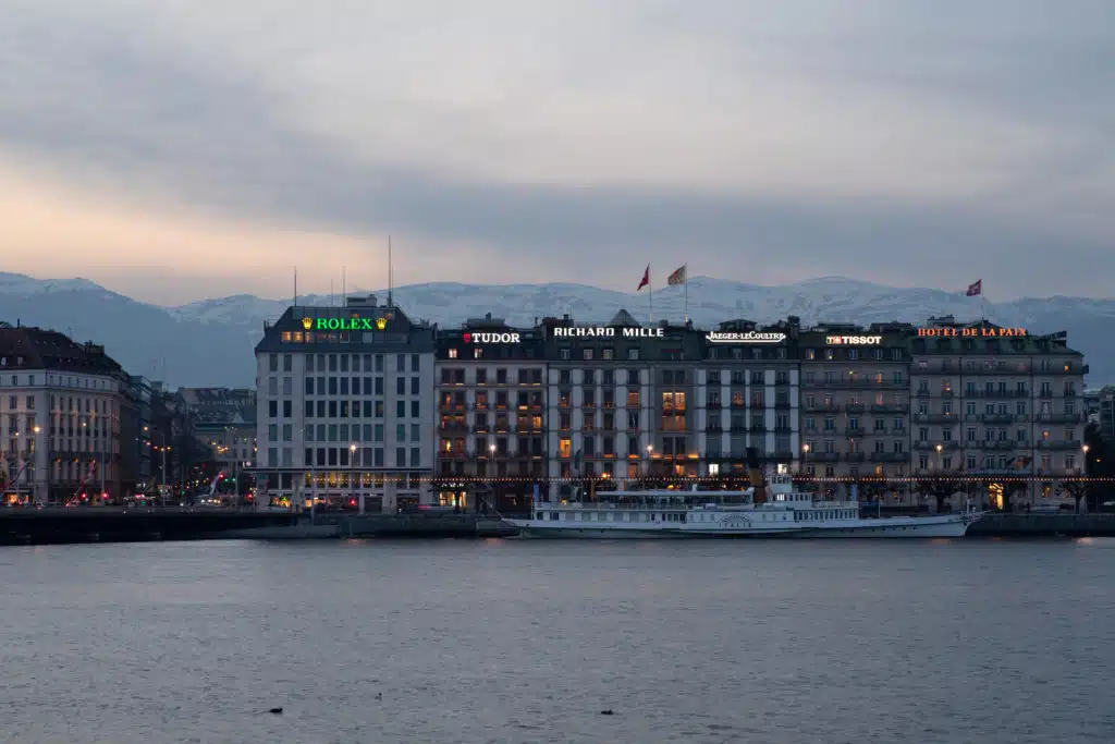 Vue panoramique du quai du Mont-Blanc à Genève avec les enseignes lumineuses en toiture installées par Force Promotion sur les bâtiments emblématiques