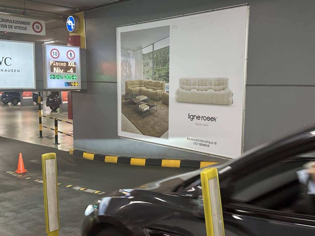 Toiles publicitaires 4x3 mètres installées au parking du Mont-Blanc à Genève pour la campagne Ligne Roset, mettant en avant du mobilier contemporain haut de gamme.