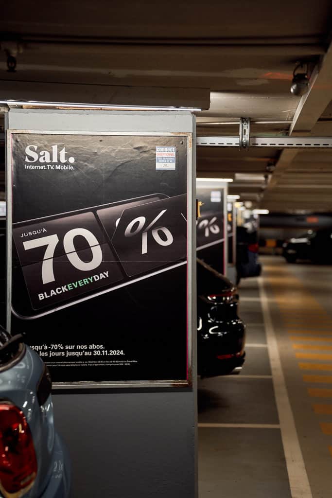 Série d'affiches publicitaires au format F4 déployées à Genève pour la marque de téléphonie Salt, offrant une couverture visuelle étendue.