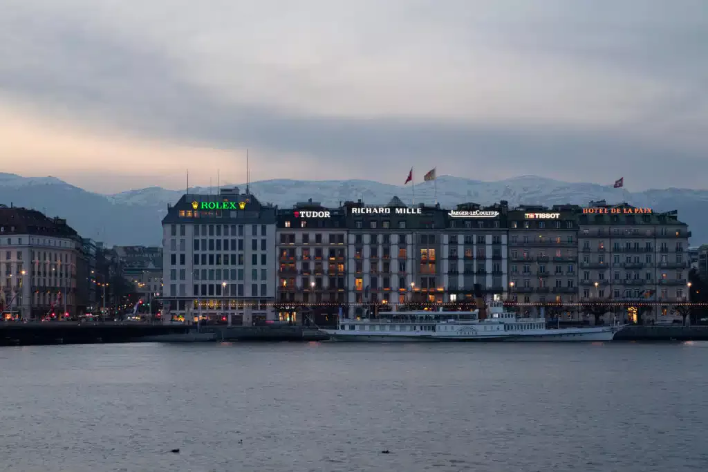 Vue panoramique du quai du Mont-Blanc à Genève avec les enseignes lumineuses en toiture installées par Force Promotion sur les bâtiments emblématiques