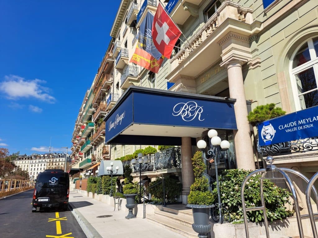 Façade de l’Hôtel Beau-Rivage à Genève, établissement de prestige sur les rives du lac Léman, lieu d’implantation d’écrans publicitaires digitaux haut de gamme.