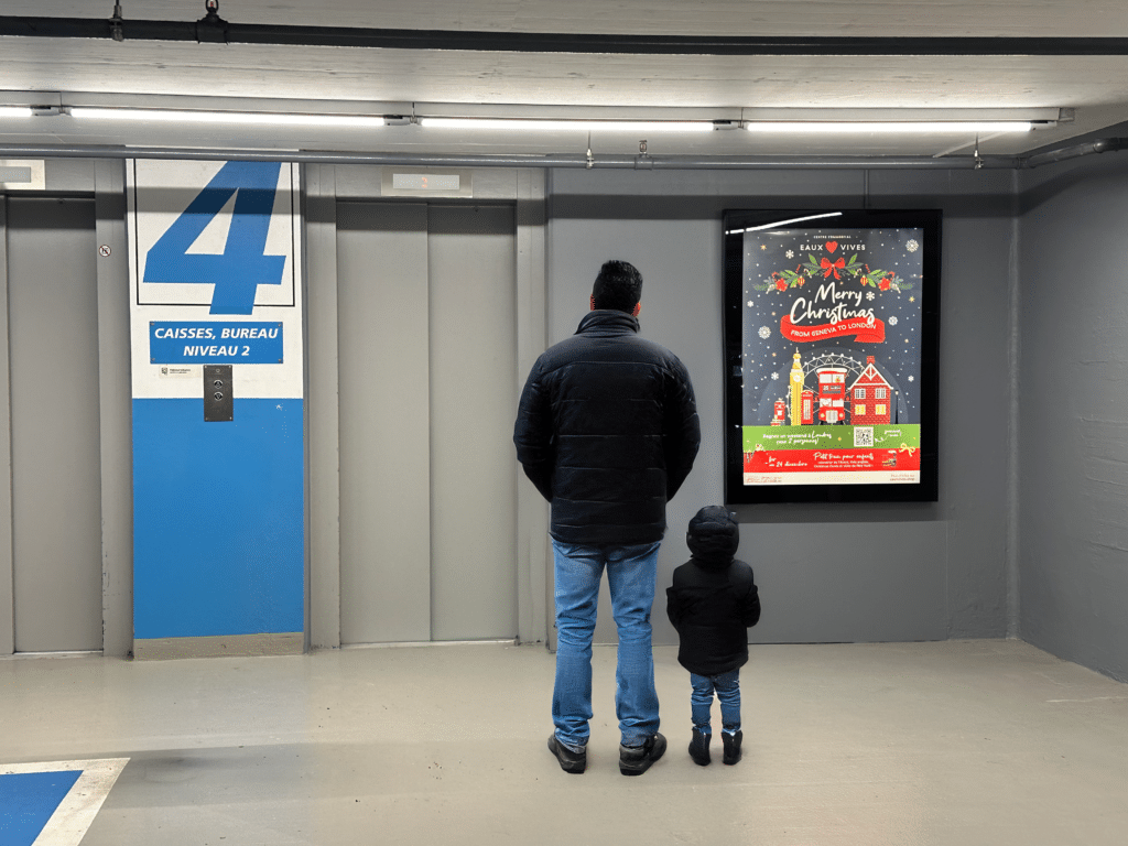 Pack d’affiches lumineuses installées à côté des ascenseurs sur les 5 niveaux du parking de Villereuse à Genève, dans le quartier des Eaux-Vives, pour une visibilité continue et verticale.