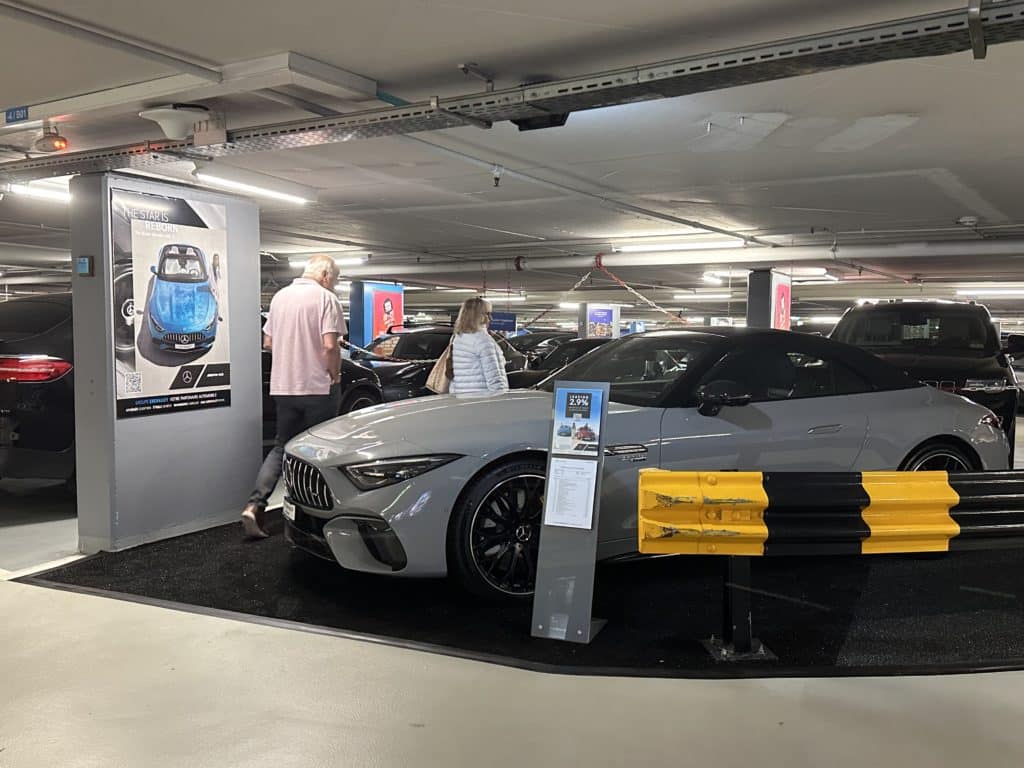 Zone d’exposition de 25 mètres carrés située aux niveaux -1 et -4 du parking du Mont-Blanc à Genève, dédiée à la présentation immersive de marques ou événements.