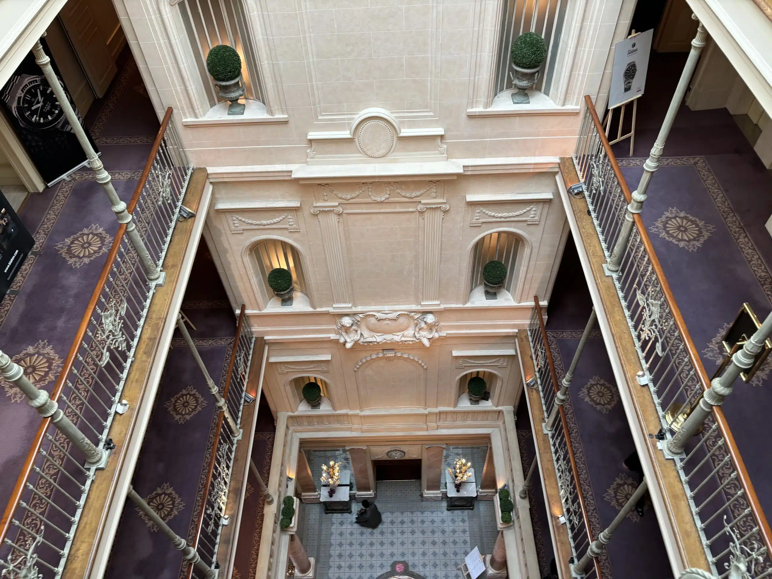 Écrans d’affichage digital installés par Force Promotion dans le hall et les étages de l’hôtel Beau-Rivage à Genève, offrant une visibilité ciblée auprès d’une clientèle haut de gamme
