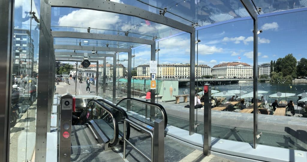 Entrée principale du parking du Mont-Blanc à Genève, vue depuis le Quai Général-Guisan, point d’accès stratégique en bordure du lac.