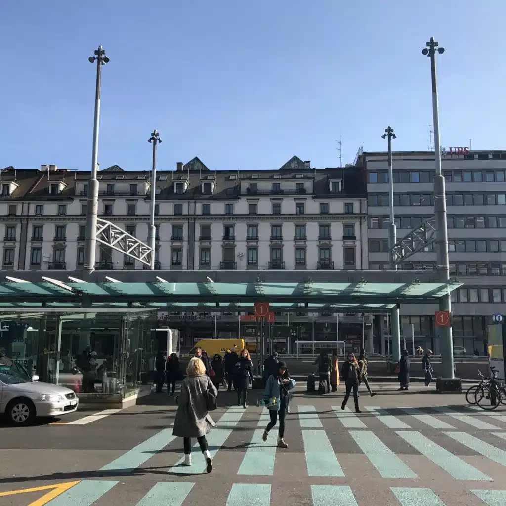 Vue depuis l’entrée de la gare Cornavin à Genève, avec les enseignes lumineuses en toiture gérées par Force Promotion visibles sur les bâtiments alentours