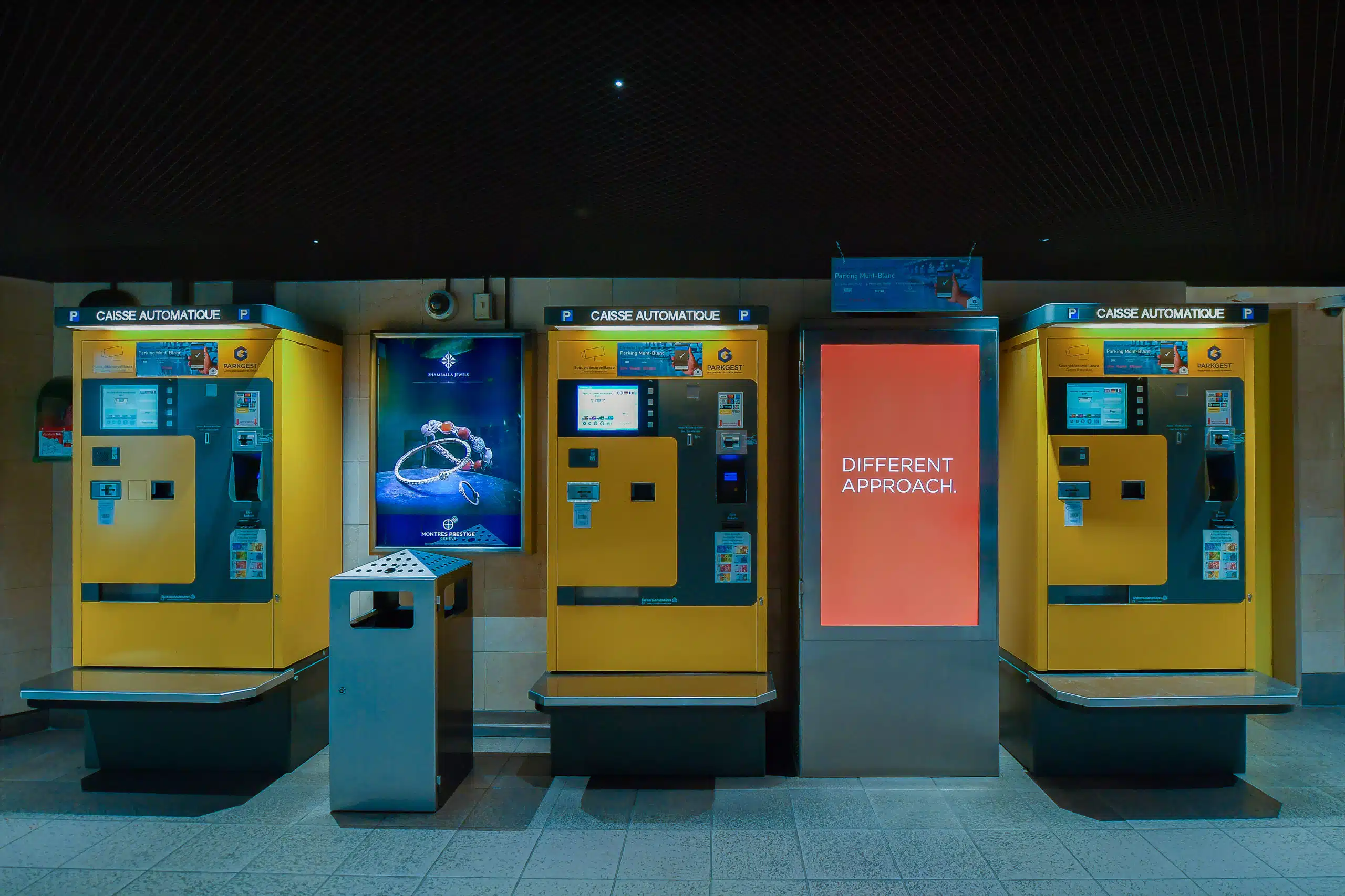 Écran d’affichage digital installé par Force Promotion à côté des caisses automatiques au niveau principal -1 du parking du Mont-Blanc à Genève, assurant une visibilité directe au moment du paiement