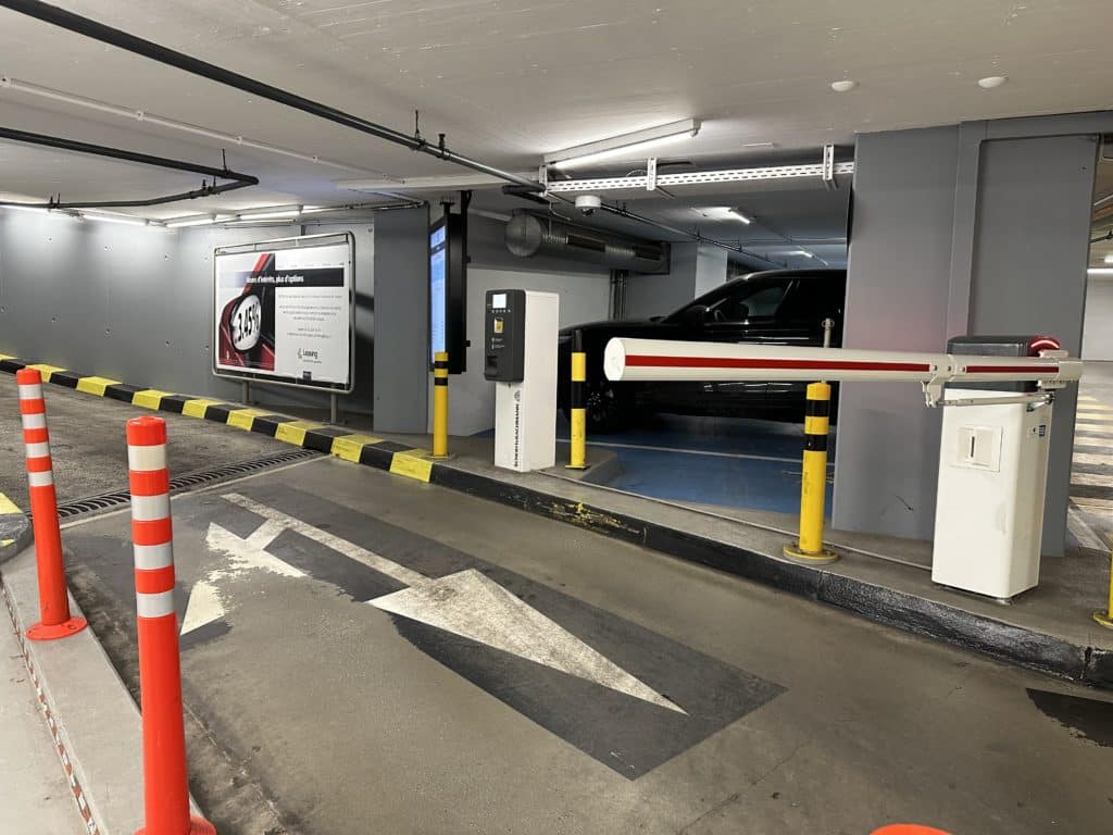 Campagne d’affichage installée sur les bras de barrières d’entrée et de sortie du parking de Villereuse à Genève, dans le quartier des Eaux-Vives, garantissant une visibilité maximale auprès des automobilistes.