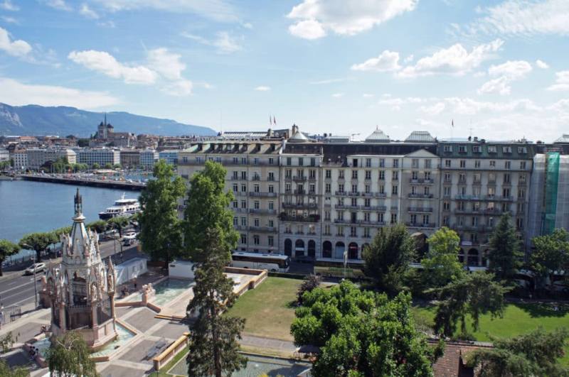 Illuminated rooftop sign in Geneva, located on Rue des Alpes, facing Quai du Mont-Blanc and the Brunswick monument