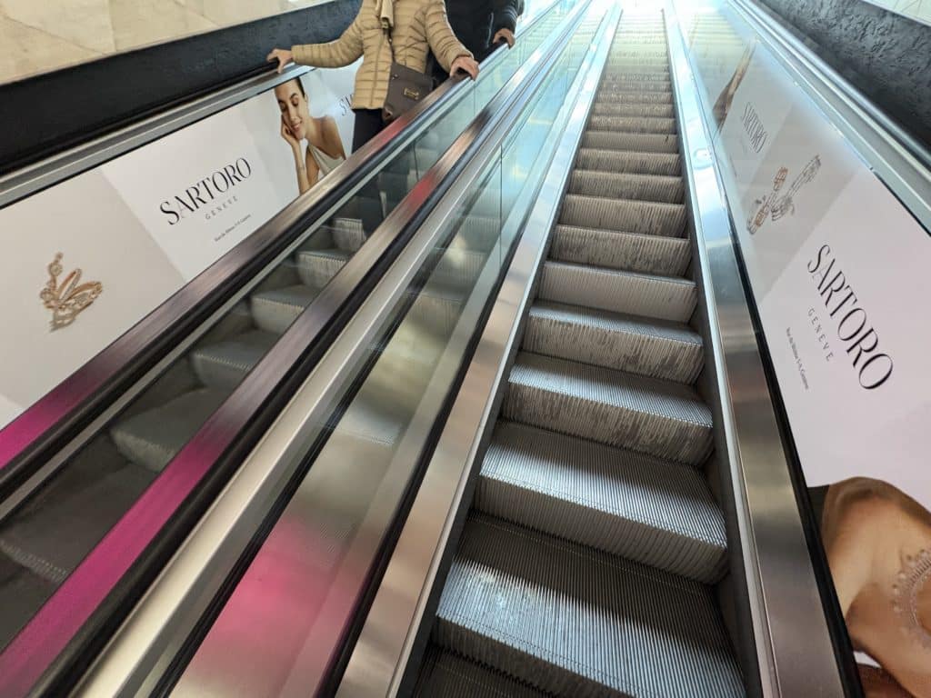 Affichage de prestige Sartoro sur les escalators du parking du Mont-Blanc à Genève – Force Promotion