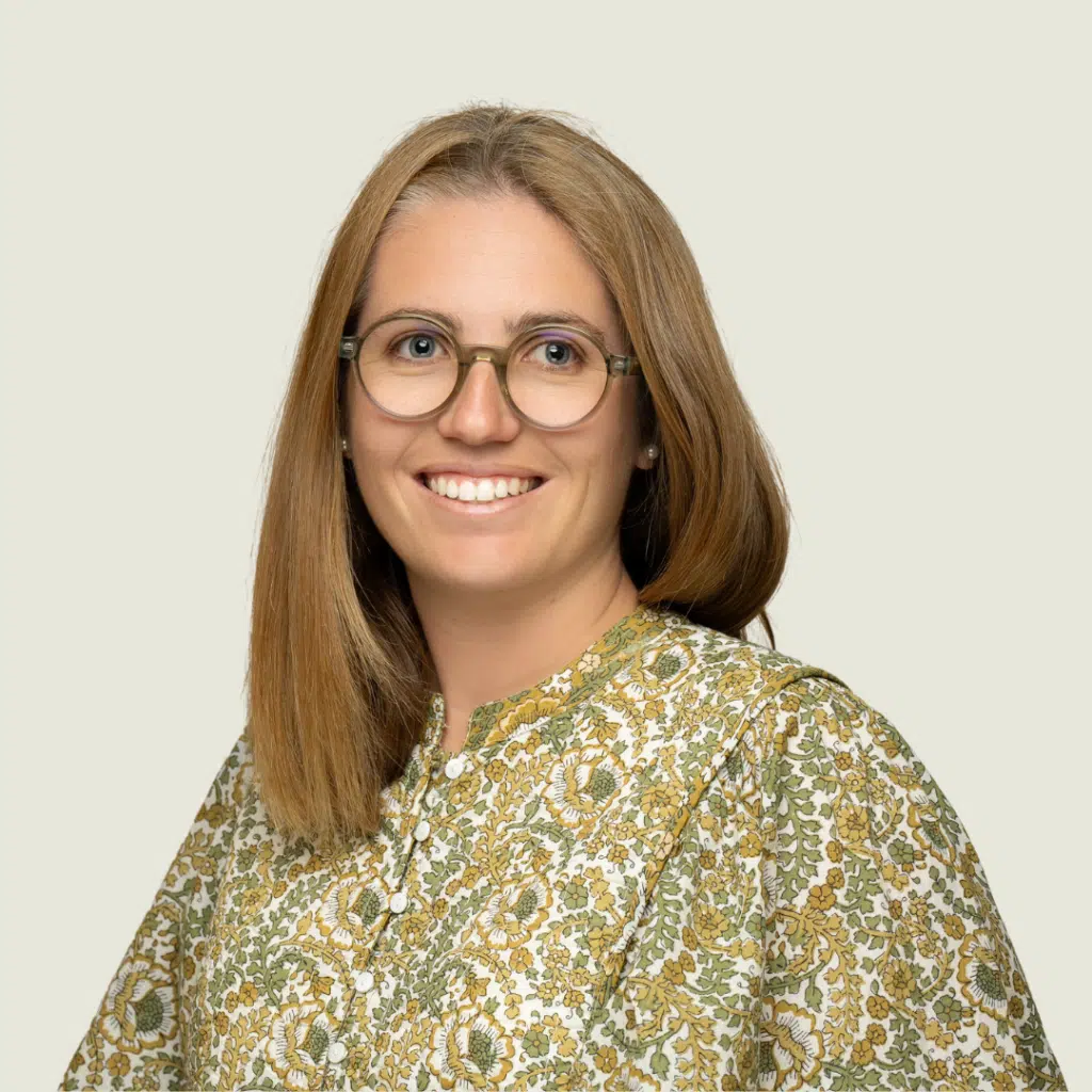 Portrait de Manon Lhotellier, assistante marketing et commerciale chez Force Promotion, en soutien aux opérations terrain et aux relations clients.