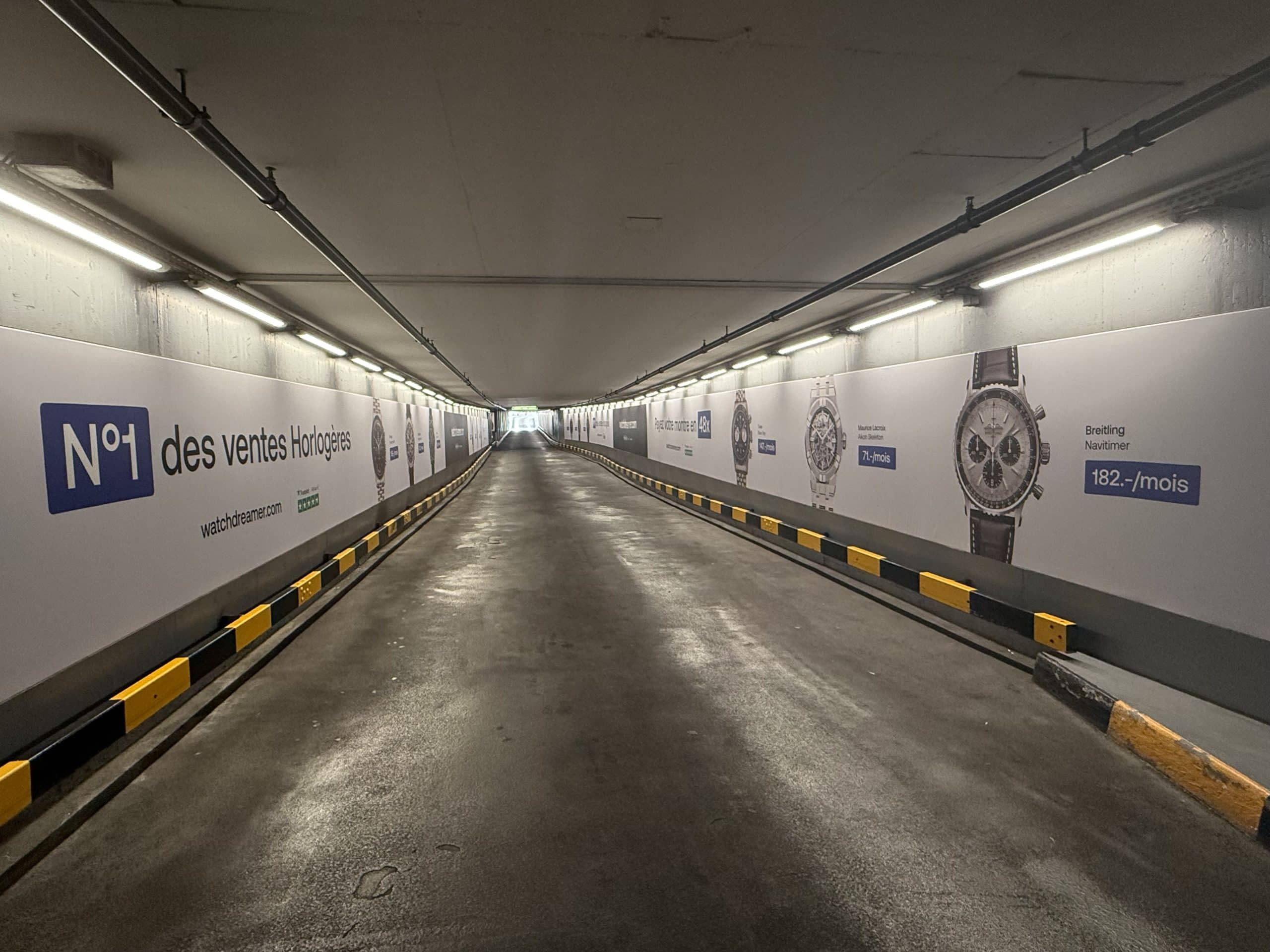 Mégaposters grand format face à face pour la campagne Watch Dreamer, installés en sortie Rive droite du parking du Mont-Blanc à Genève, visibles depuis les bannières.