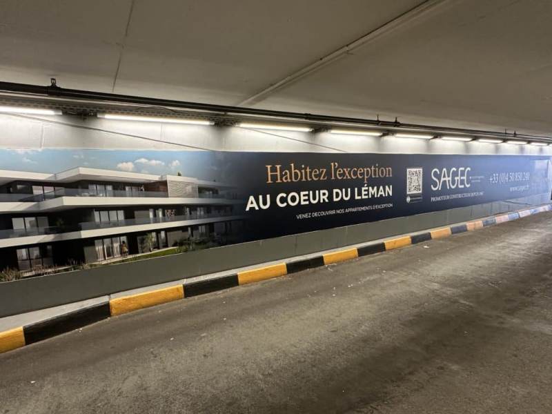 Megaposter publicitaire de SAGEC situé en sortie rive gauche du Parking du Mont Blanc à Genève