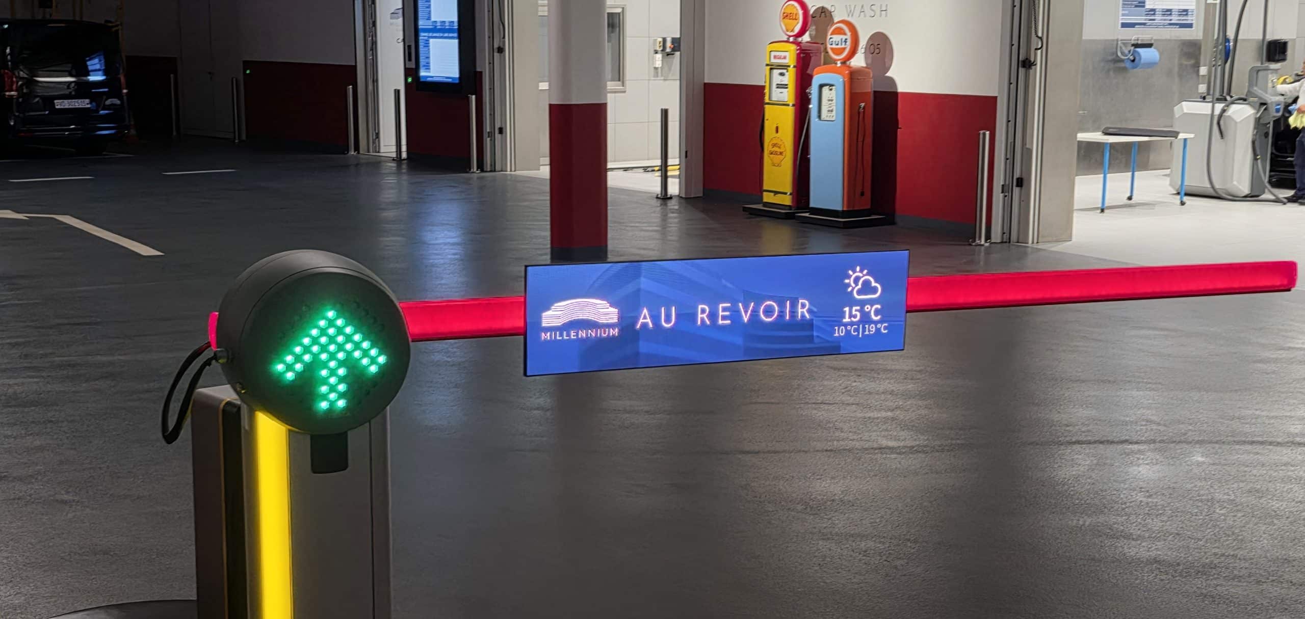 Publicité digitale sur barrières LED d’entrée et sortie au parking du Millenium Crissier.