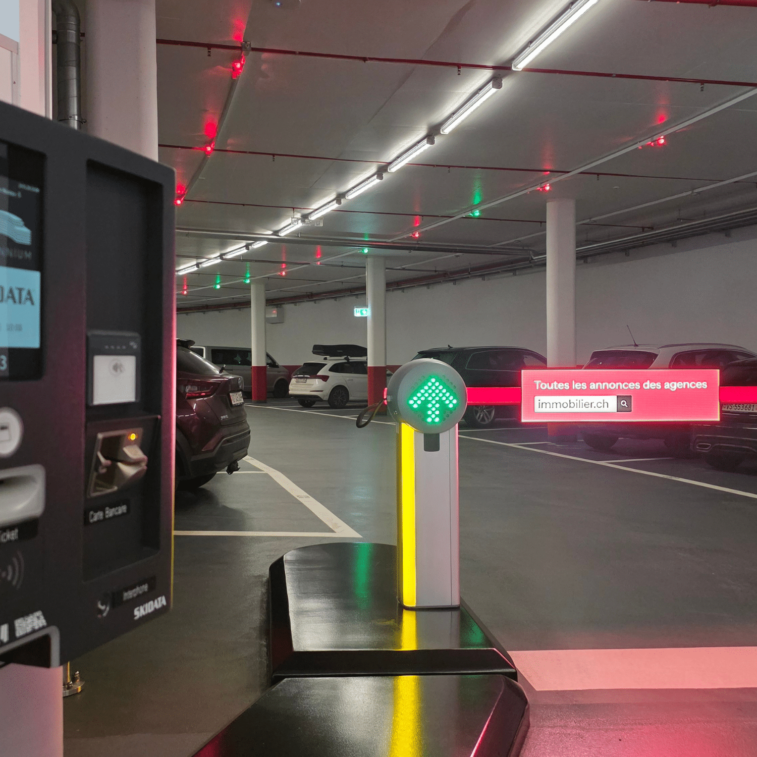 Publicité immobilier.ch diffusée sur des barrières LED dans le parking souterrain du centre Millennium à Crissier.