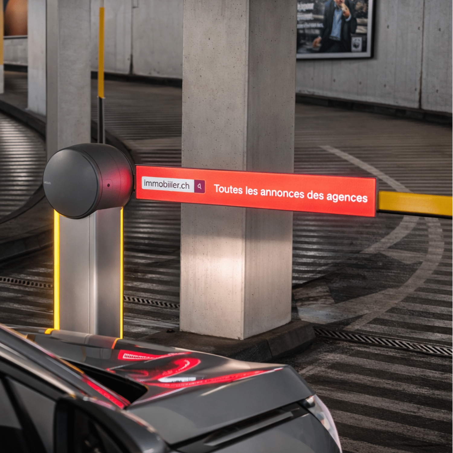 Publicité immobilier.ch diffusée sur des barrières LED dans le parking souterrain du Pont Neuf à Morges.