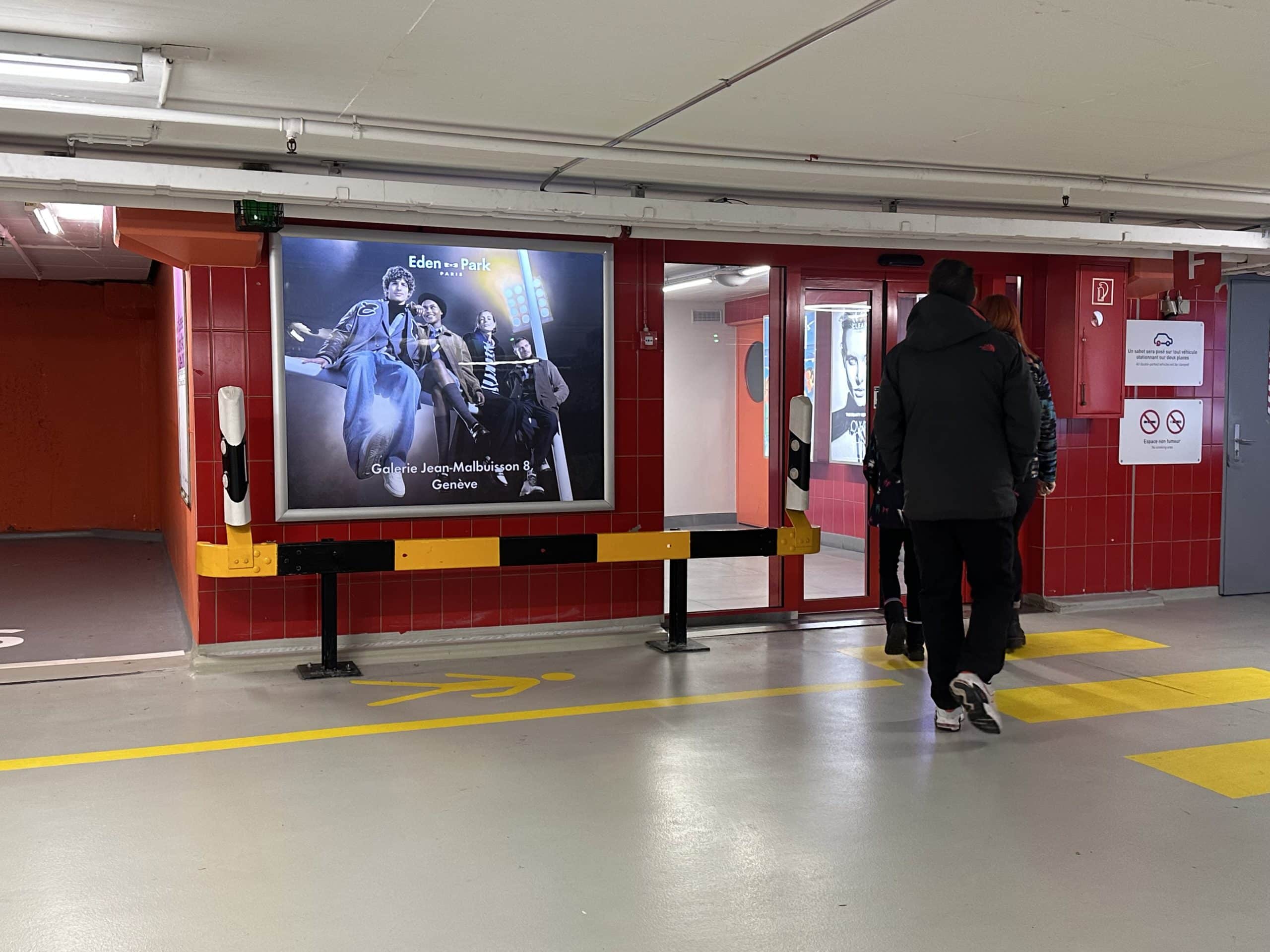 The F4 backlit Eden Park posters on the Fusterie side leave a lasting impression: the same message repeated across 4 levels, unparalleled pedestrian/vehicle visibility, and a presence in all strategic points of the Parking.