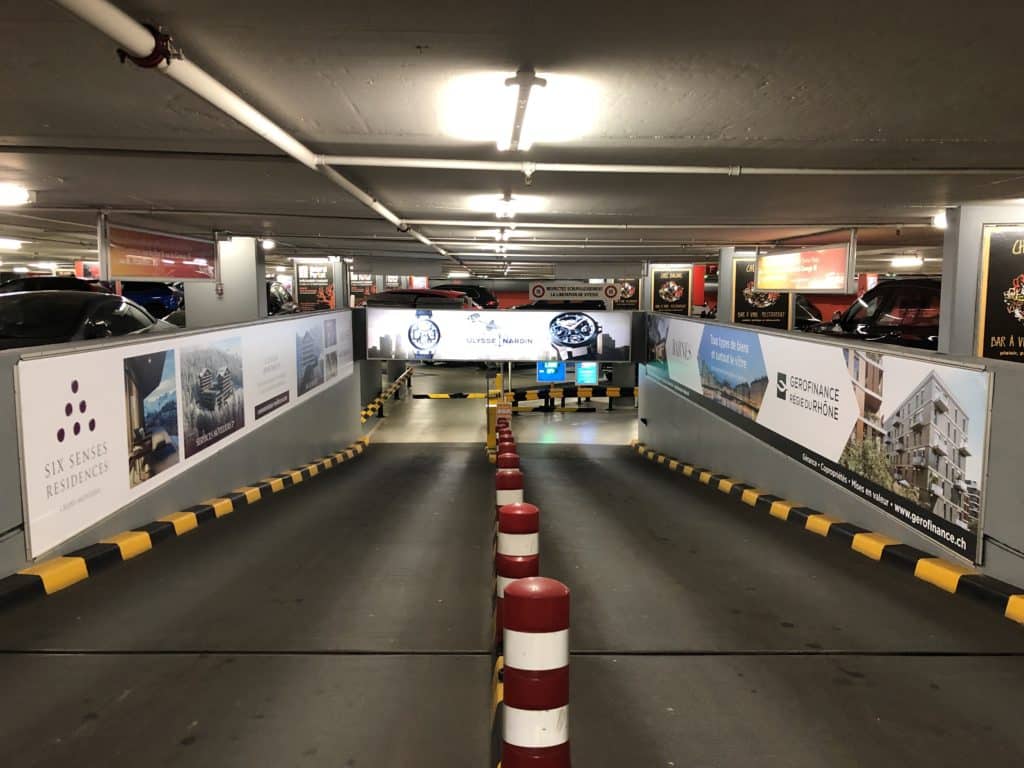 Affiche XXL Barnes sur mégaposters face-à-face au niveau -4 du Parking du Mont-Blanc, offrant une visibilité spectaculaire auprès d’une clientèle premium de conducteurs de SUV, berlines et 4x4.