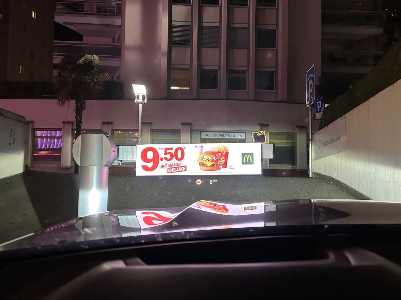 Publicité McDonald’s diffusée sur les barrières LED du parking du Casino Barrière à Montreux, installation d’affichage digital Force Promotion.