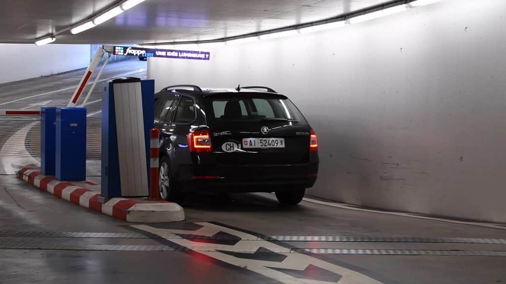 Photo des panneaux publicitaires digitaux installés sur les bras de barrières du parking du Port d’Ouchy à Lausanne.