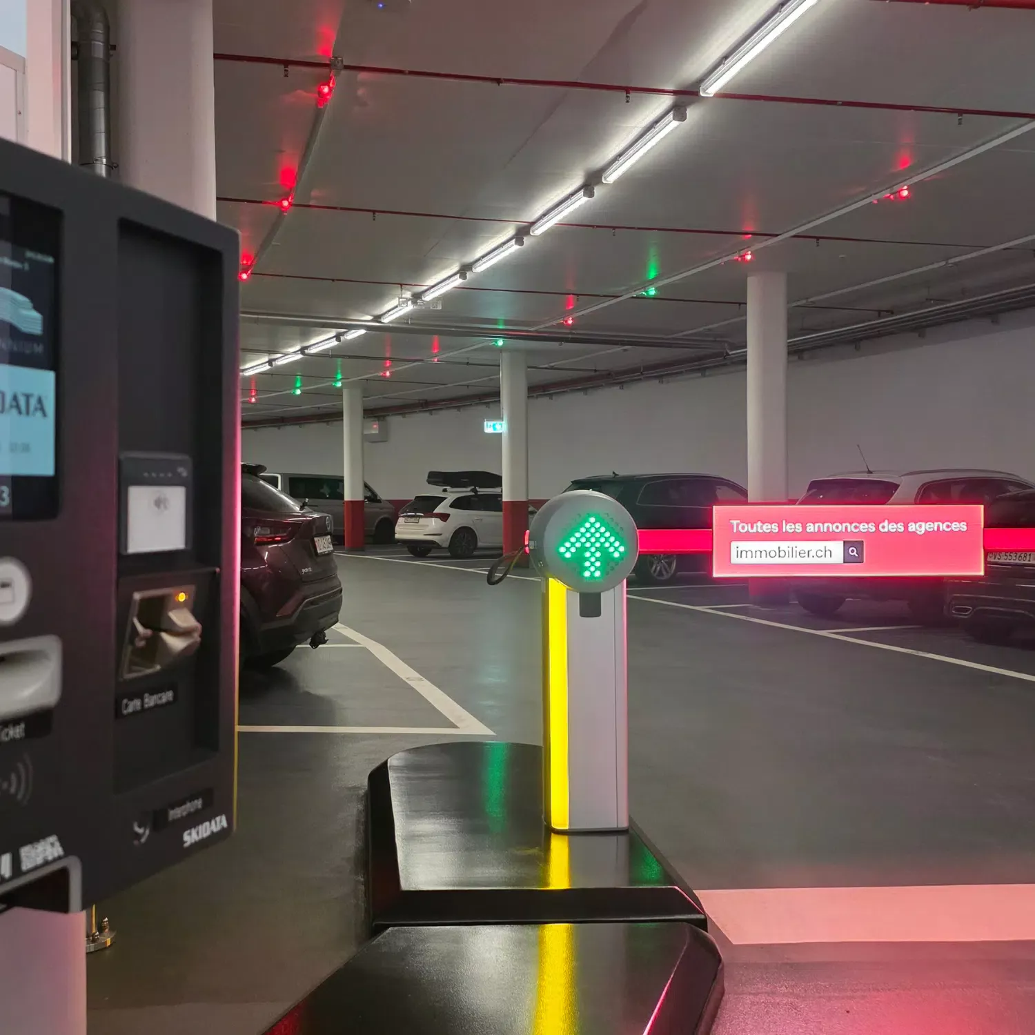 Publicité immobilier.ch diffusée sur des barrières LED dans le parking souterrain du centre Millennium à Crissier.