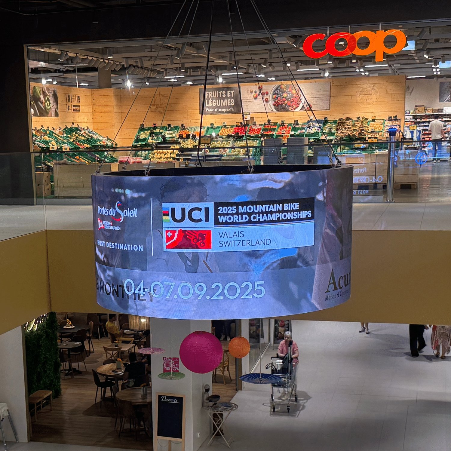 Vue de l’écran digital 360° MCentral à Monthey, implanté au centre commercial MCentral, offrant une visibilité panoramique et un fort impact publicitaire auprès des passants et automobilistes.