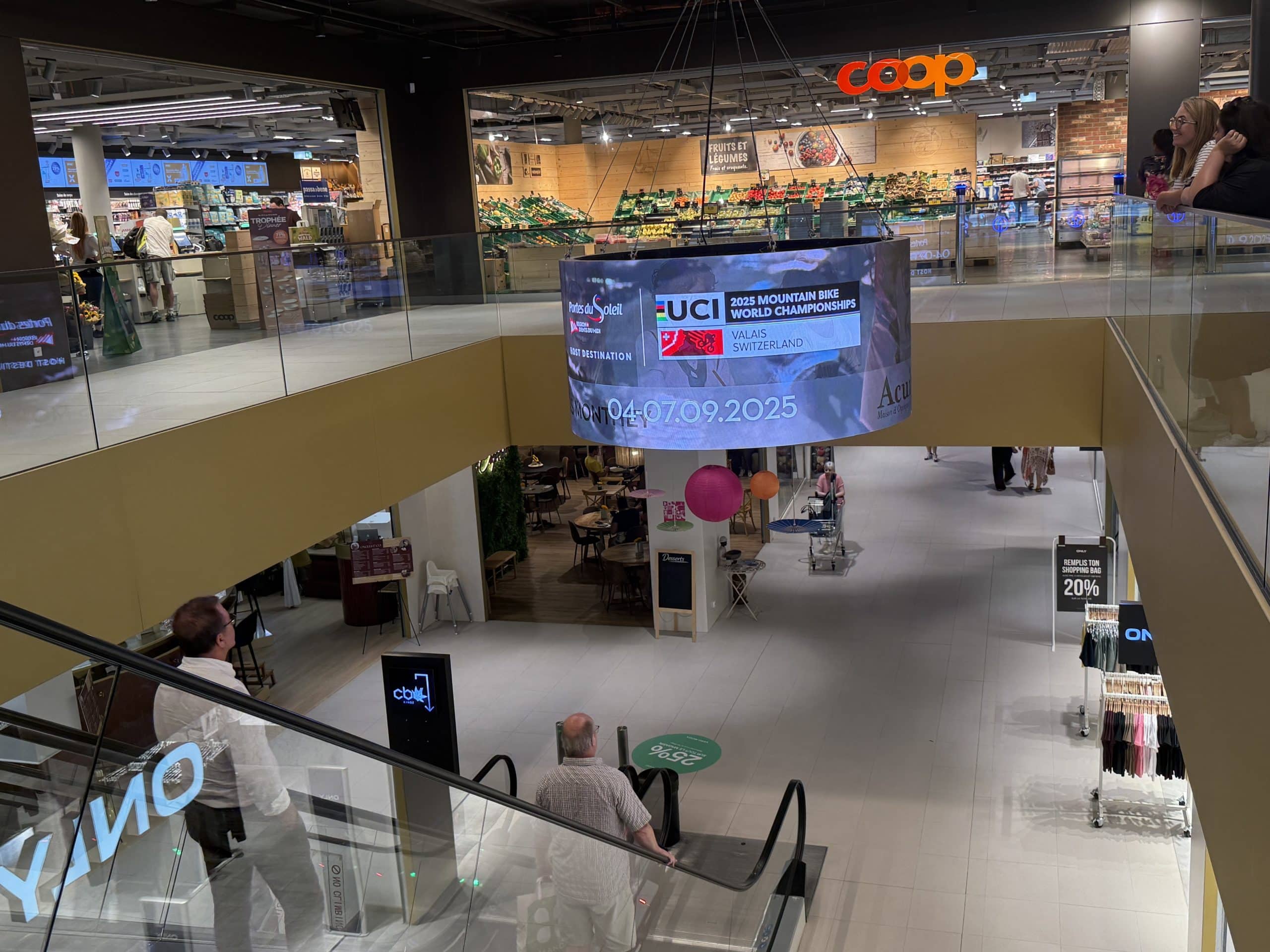 Vue de l’écran digital 360° MCentral à Monthey, implanté au centre commercial MCentral, offrant une visibilité panoramique et un fort impact publicitaire auprès des passants et automobilistes.