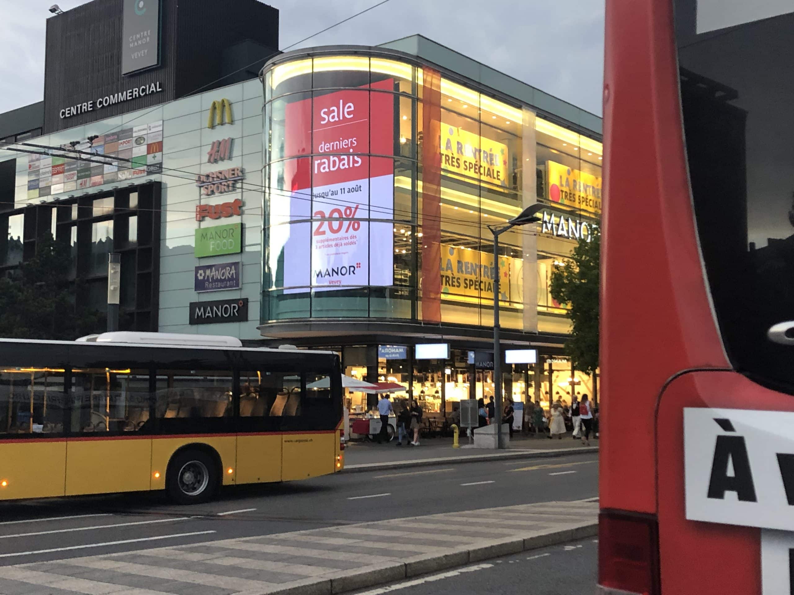 Publicité Manor diffusée sur le mégascreen de Vevey, installation d’affichage digital grand format Force Promotion.