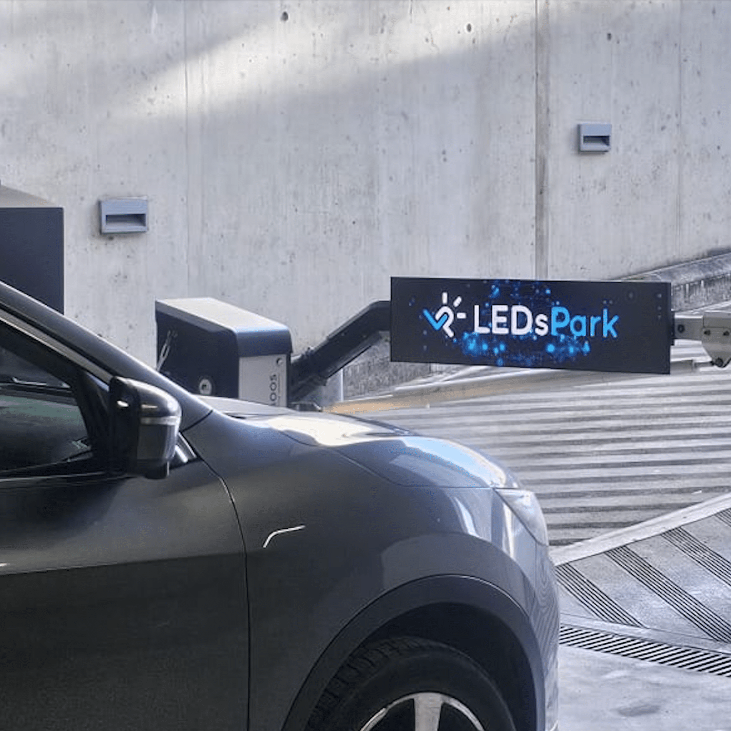 Barrières automatiques du Parking des Remparts à La Tour-de-Peilz, emplacement idéal pour les supports publicitaires visibles des conducteurs et piétons.