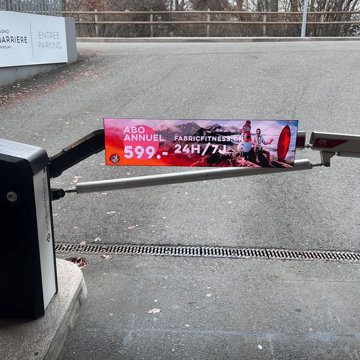 Installation du spot Fabric Fitness sur barrières LED au Casino Barrière de Fribourg