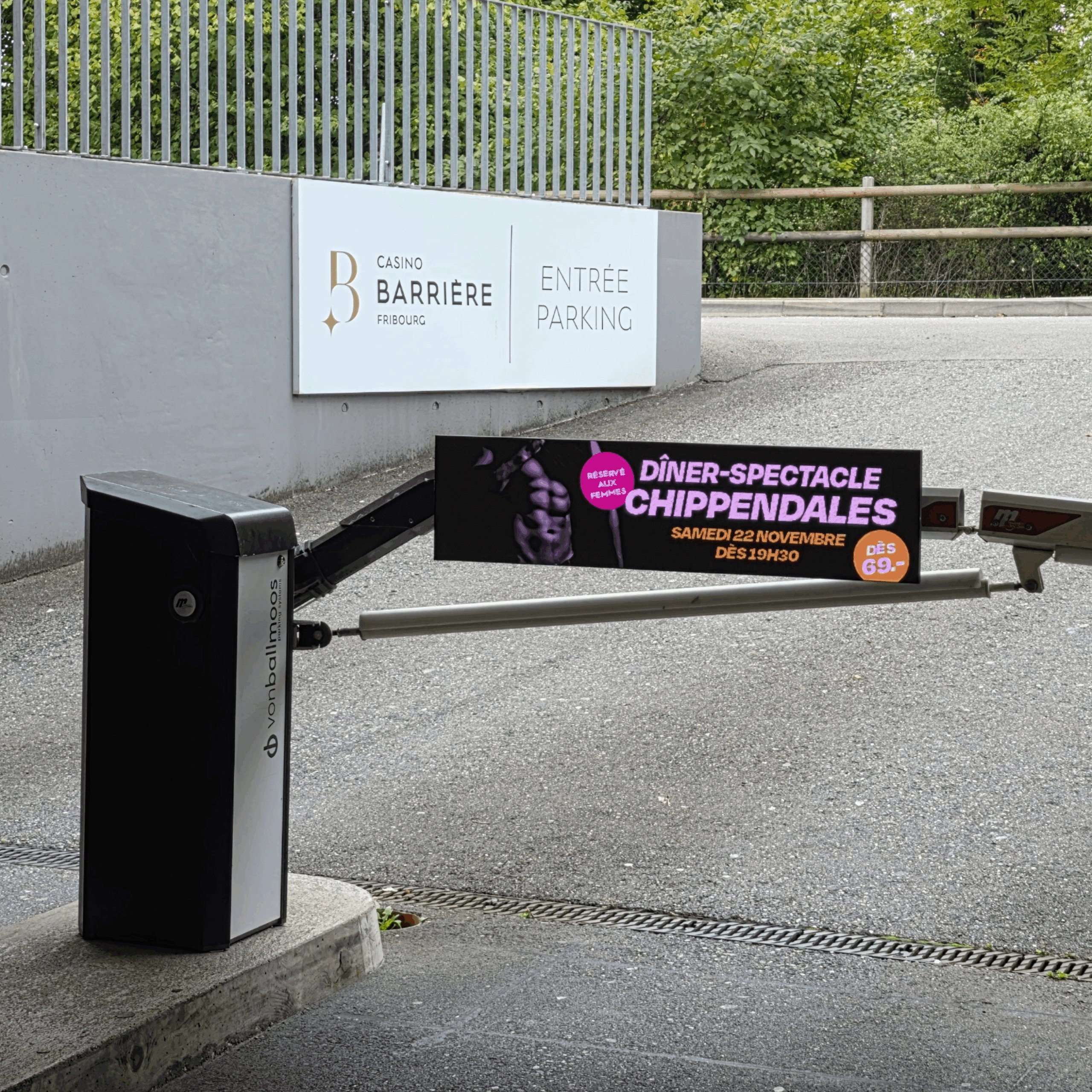 Panneau d’affichage publicitaire LED installé sur la barrière du parking du Casino Barrière à Fribourg