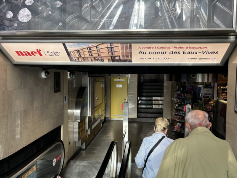 Fronton lumineux Naef positionné en face des usagers dans les escalators Fusterie du parking du Mont-Blanc. Un emplacement premium assurant une exposition frontale et constante, idéal pour capter l’attention des visiteurs dès leur passage.