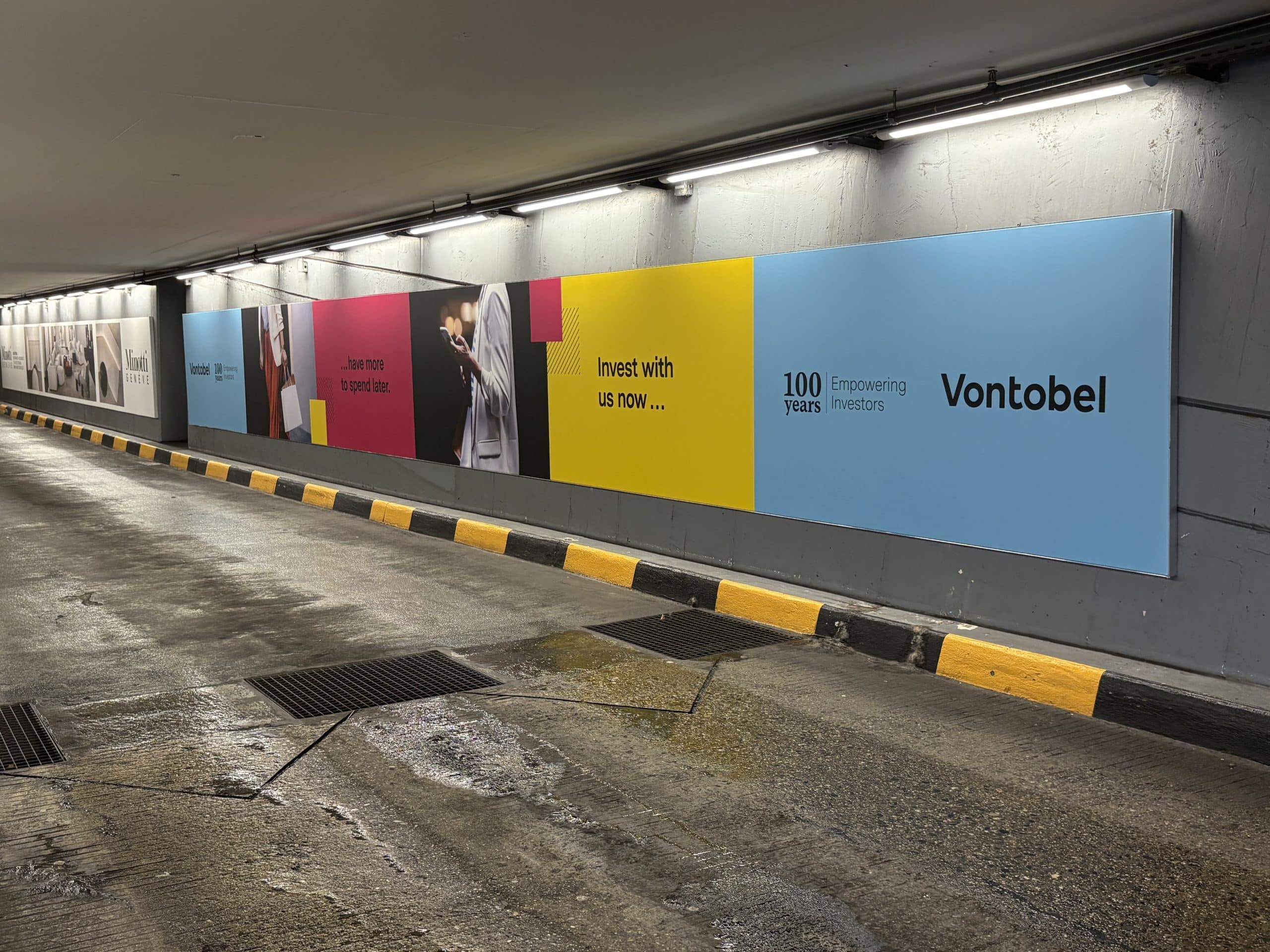 Mégaposter Vontobel installé à l’entrée Rive Droite du parking du Mont-Blanc à Genève, visible dès l’arrivée des automobilistes à l’arrêt devant les barrières.