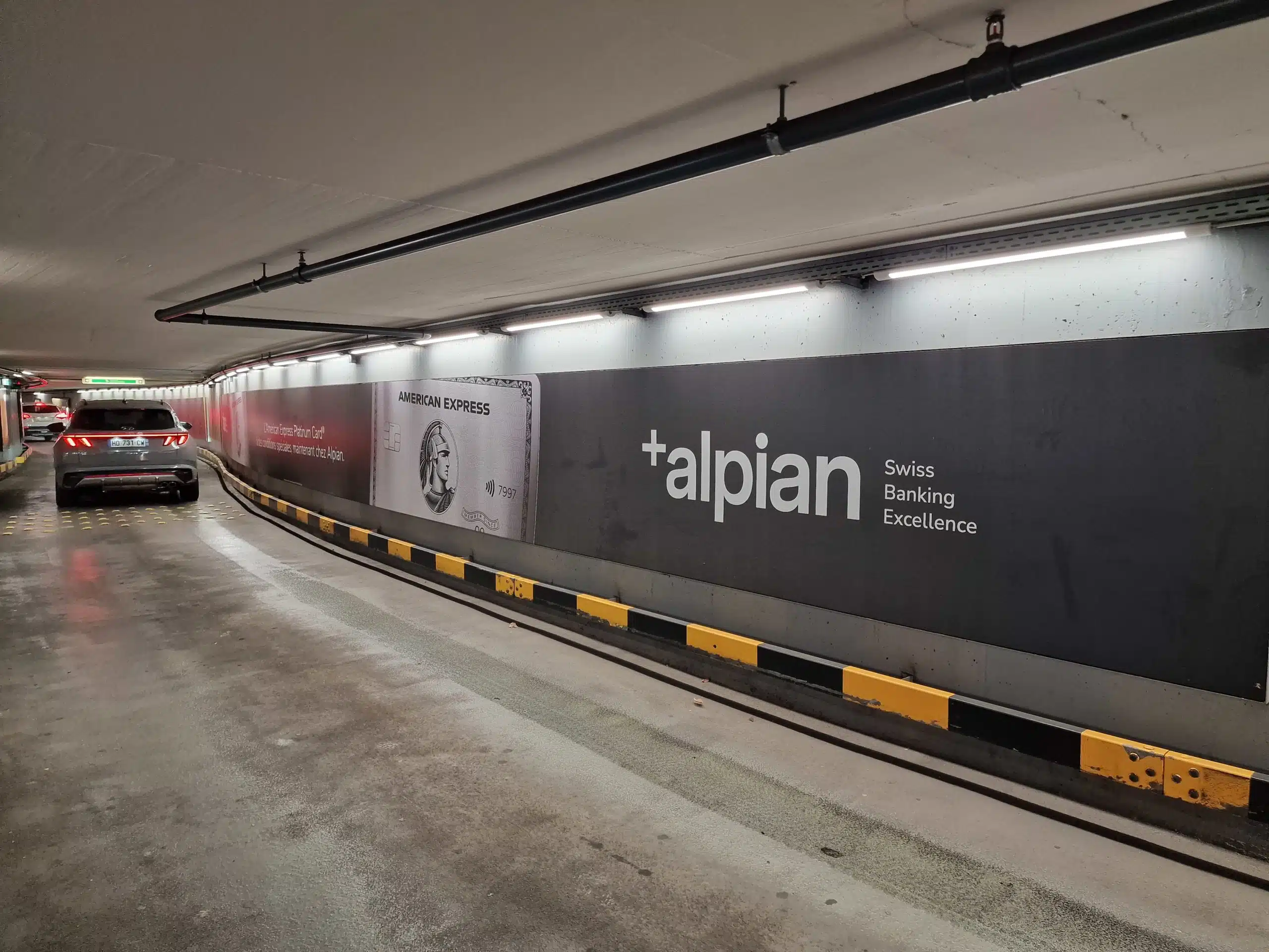 Megaposter publicitaire Alpian affiché à l’entrée Rive Gauche du Parking du Mont-Blanc à Genève, visible par les automobilistes empruntant cette entrée