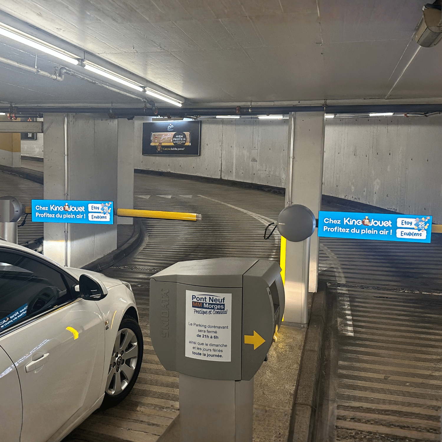 Campagne publicitaire King Jouet diffusée sur barrières LED dans le parking du centre commercial du Pont Neuf à Morges.